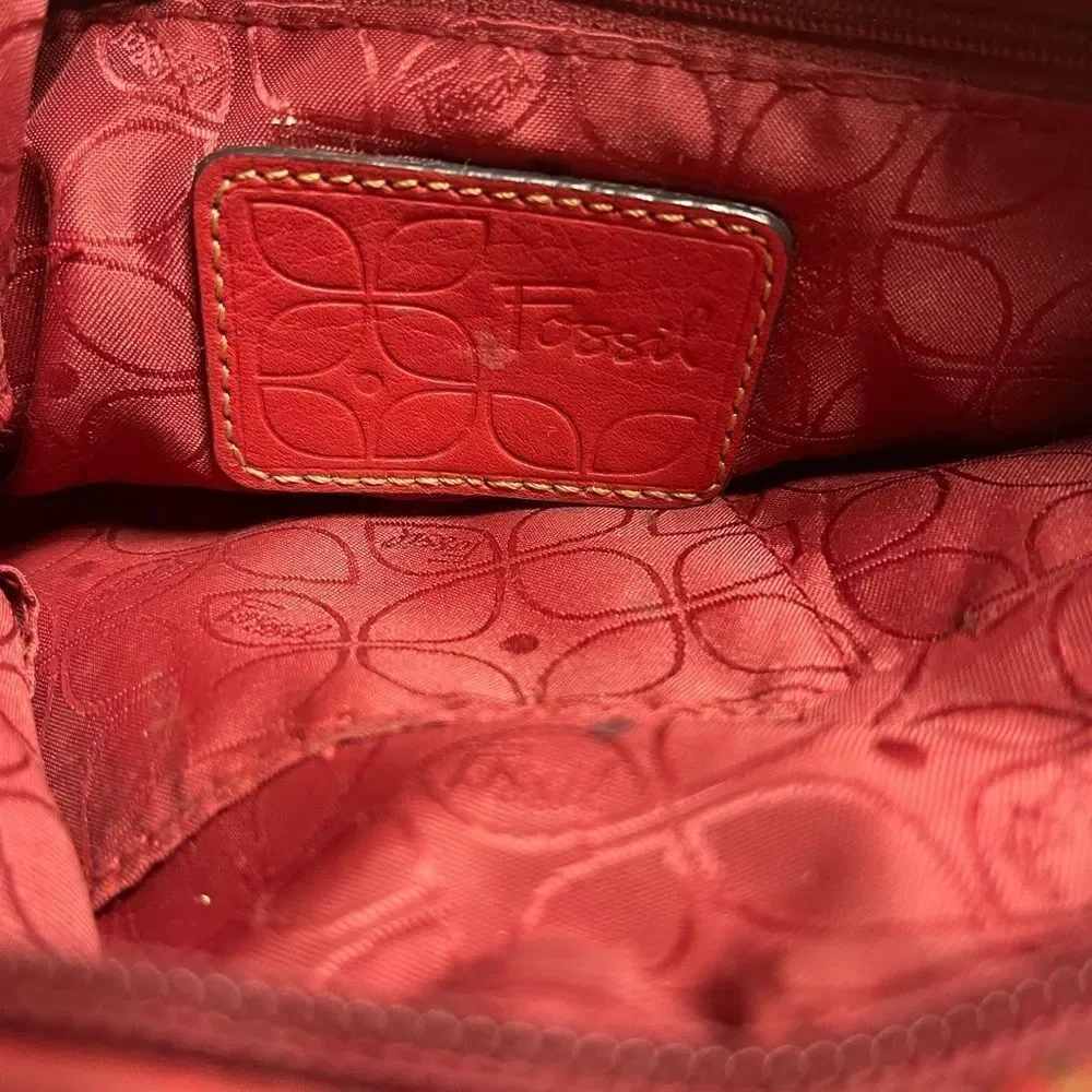 Fossil leather faded red crossbody bag with antique silver tone hardwares.